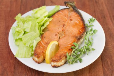 Beyaz tabak salata somon
