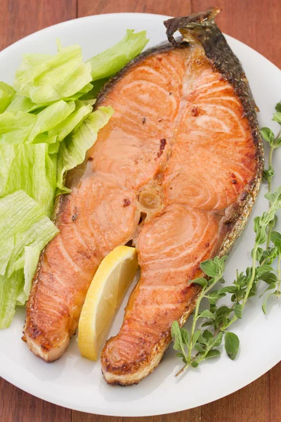 Saumon avec salade sur l'assiette blanche — Photo