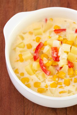Beyaz kase mısır çorbası