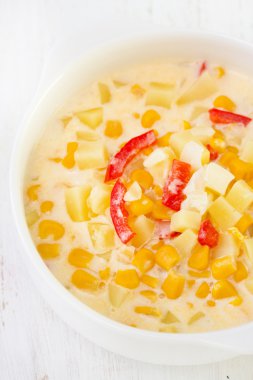 Beyaz kase mısır çorbası