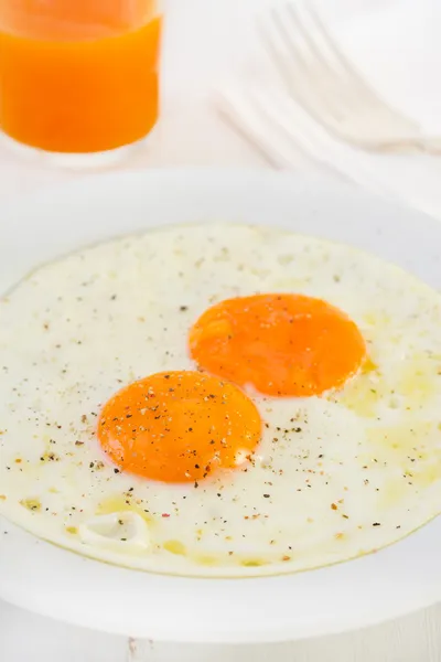Gebakken eieren op wit bord — Stockfoto