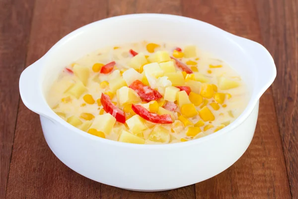 Chowder de maíz en tazón blanco — Foto de Stock