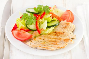 Kızarmış hindi salatası ile