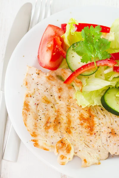 Peru grelhado com salada — Fotografia de Stock