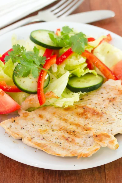 Grilled turkey with salad — Stock Photo, Image