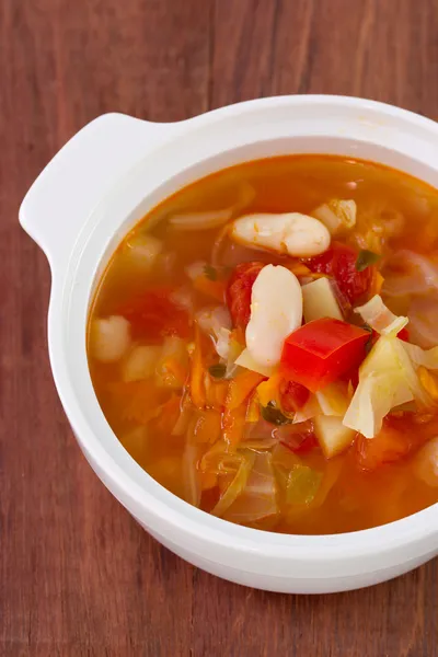 Suppe mit weißen Bohnen in Schüssel — Stockfoto