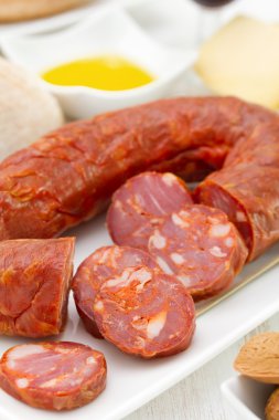 sosis ekmek ve zeytinyağı ile