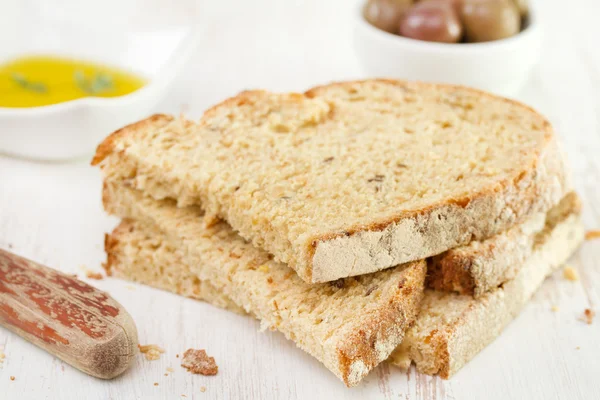 健康的面包，用橄榄油和橄榄 — 图库照片