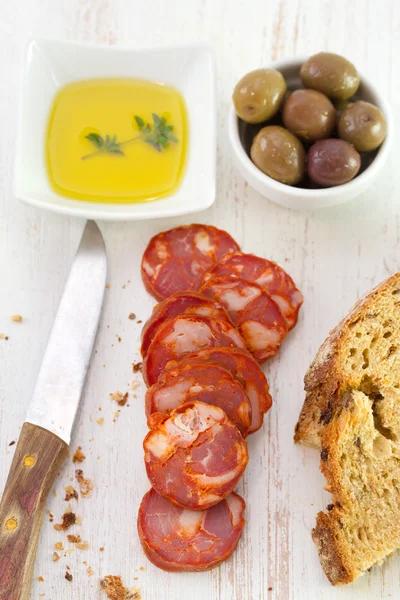 Saucisses fumées aux olives, pain et huile — Photo