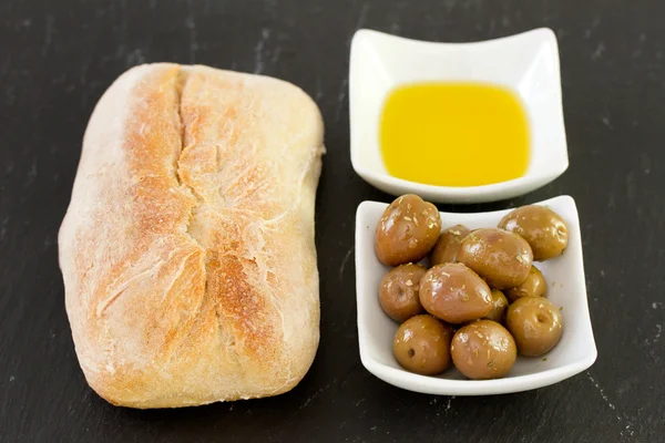 Olives with oil and bread — Stock Photo, Image