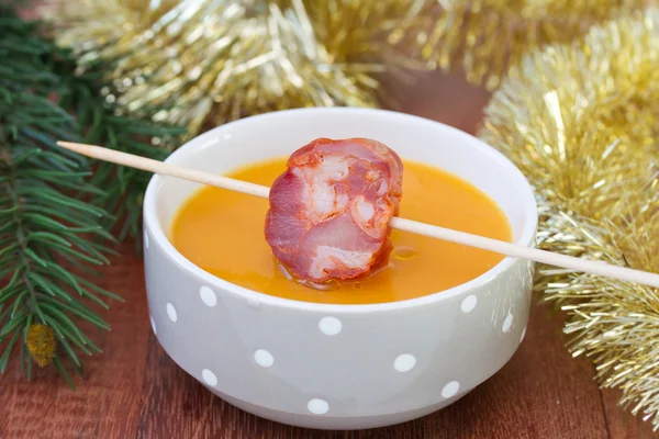 Sopa na tigela com salsicha — Fotografia de Stock