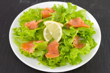 Tuzlanmış balık salatası