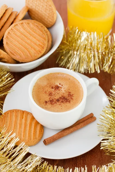 Coffee with cookies and cinnamon — Stock Photo, Image