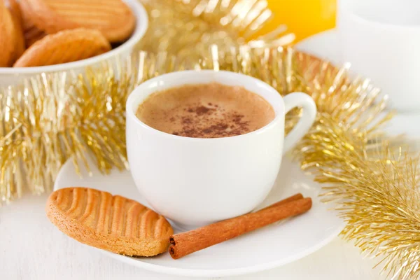Coffee with cookies and cinnamon — Stock Photo, Image