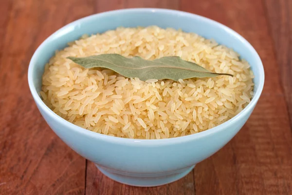 Arroz seco en tazón azul —  Fotos de Stock