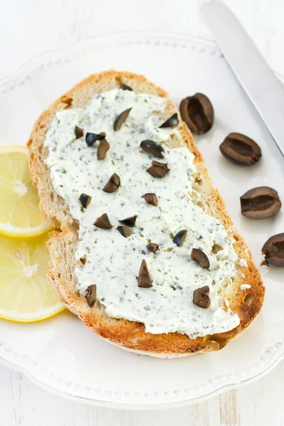 Toast mit Käse, Oliven und Zitrone — Stockfoto