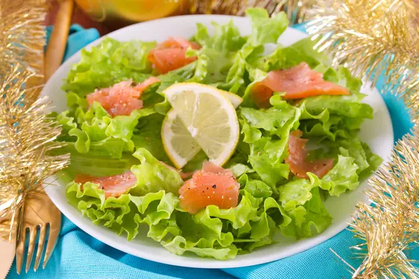 Салат с соленой рыбой на белой тарелке — стоковое фото