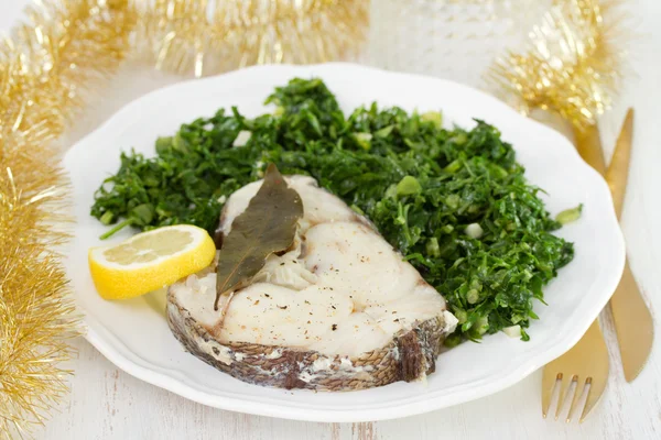 Pescado cocido con limón y col en plato blanco — Foto de Stock