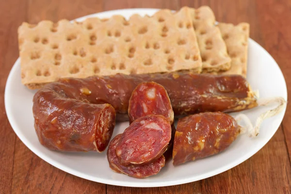 Saucisses avec des toasts sur l'assiette — Photo