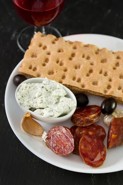 Chorizo con formaggio, olive e pane tostato — Foto Stock