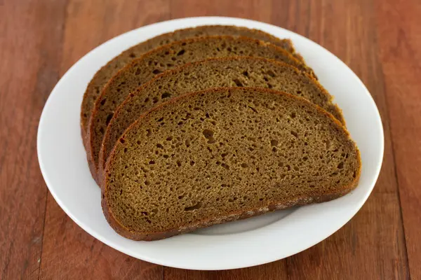 Ciemny chleb na talerzu — Zdjęcie stockowe
