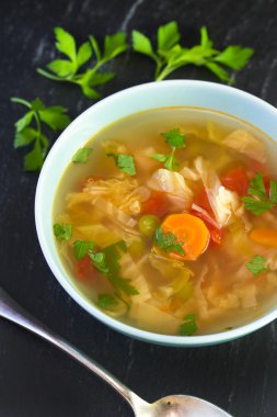 Mavi kase sebze çorbası