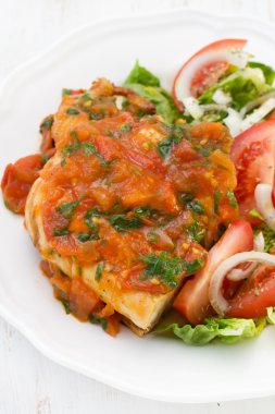 sos ve salata tabağı üzerinde tavuk