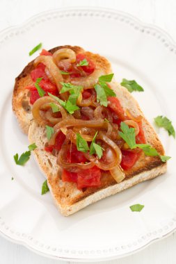 domates ve soğan ile ekmek