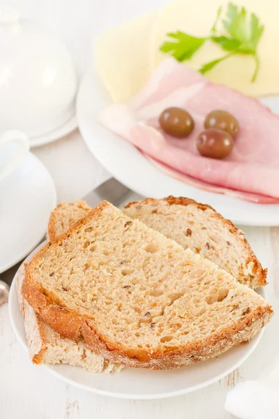 Хлеб на тарелке с ветчиной и сыром — стоковое фото