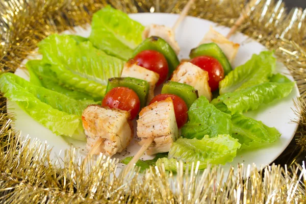 Chicken with vegetables and lettuce — Stock Photo, Image