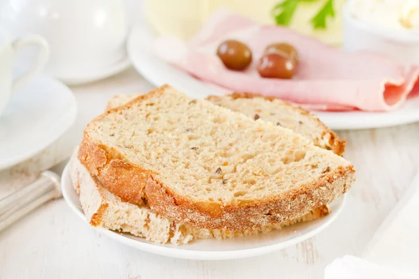Chleb na płytce z szynką i serem — Zdjęcie stockowe