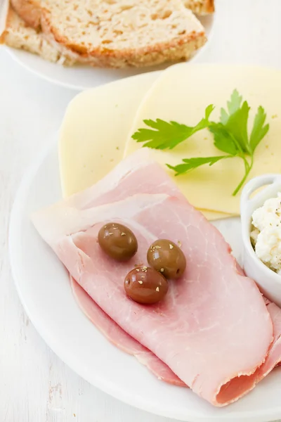 Skinka med oliver, ost och keso — Stockfoto