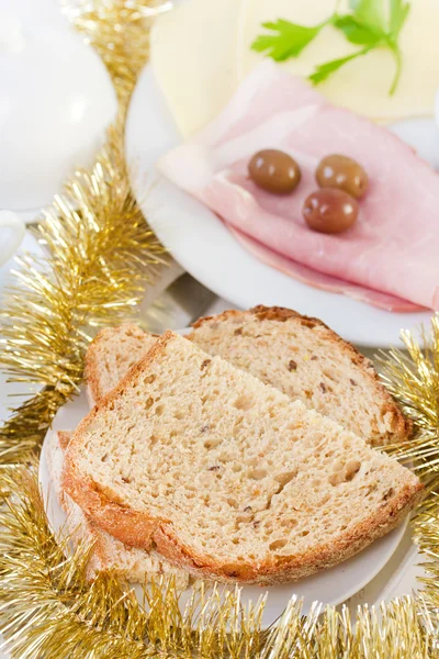 Хліб на тарілці з шинкою та сиром — стокове фото