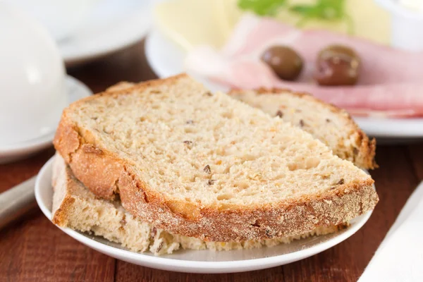 Bröd på tallrik med ost och skinka — Stockfoto