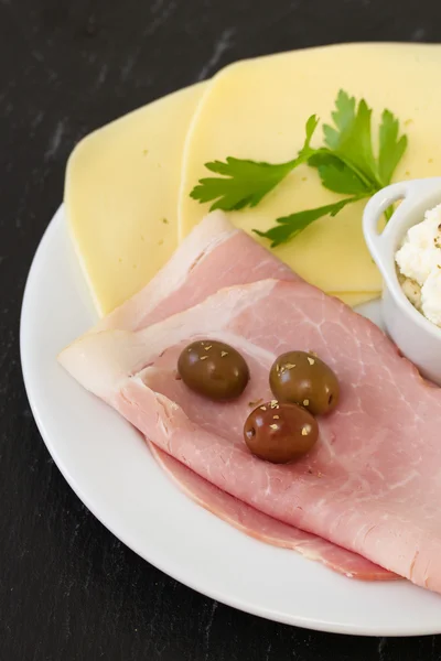 Schinken mit Oliven, Käse und Quark — Stockfoto