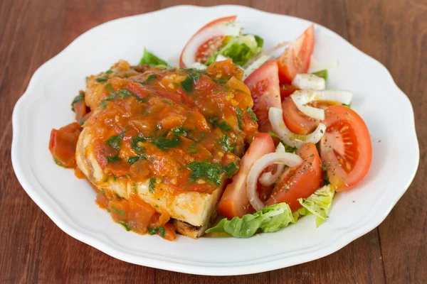 Chicken with sauce and salad on plate — Stock Photo, Image