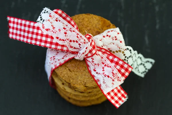 Zelfgemaakte koekjes op donkere achtergrond — Stockfoto