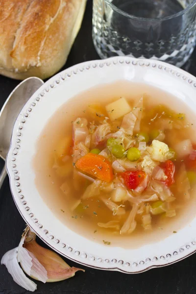 Grönsakssoppa med vatten och bröd — Stockfoto