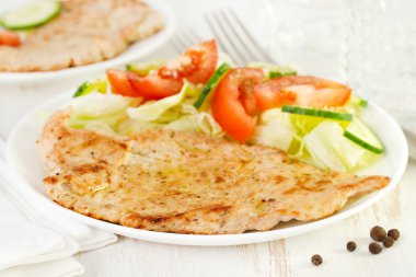 tabakta sebze kızarmış hindi