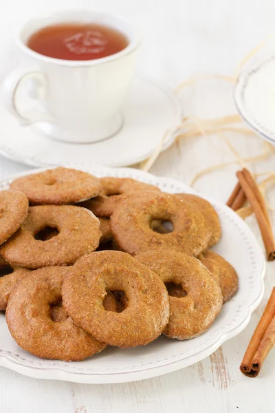Cookies sur plaque blanche — Photo