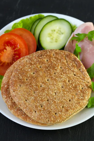 Jambon ve tabakta sebze ekmek — Stok fotoğraf