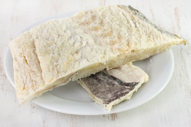 Tuzlanmış morina plaka üzerinde