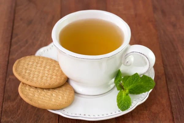 Kopje thee met koekjes en pepermunt — Stockfoto
