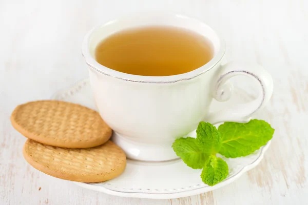 Tasse de thé avec biscuits et menthe — Photo