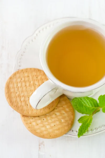 Чашка чая с печеньем и мятой — стоковое фото