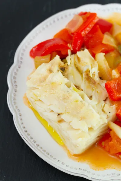 Peixe fervido com verduras fervidas — Fotografia de Stock