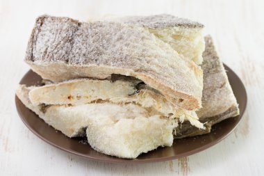 kahverengi tabakta kuru tuzlanmış morina