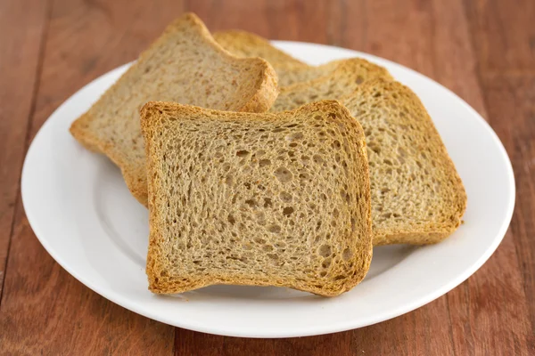 Toast op wit bord — Stockfoto