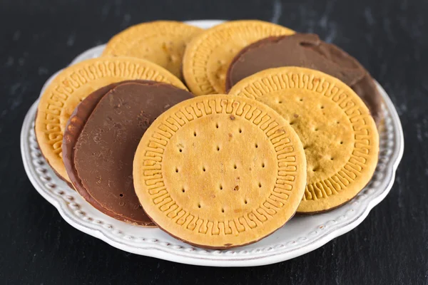 Galletas de chocolate en el plato — Foto de Stock