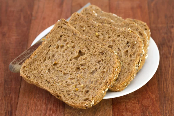 Brot auf dem Teller — Stockfoto